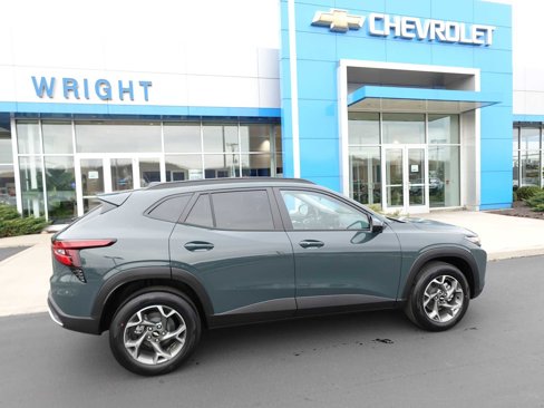 Used 2025 Chevrolet Trax LT w/ LT Convenience Package image 2