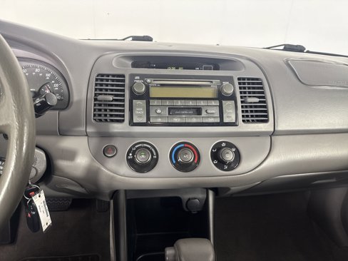 Used 2004 Toyota Camry LE image 18