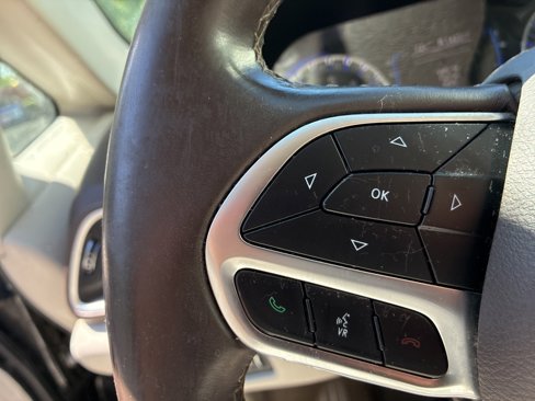 Used 2017 Chrysler Pacifica Touring-L image 16