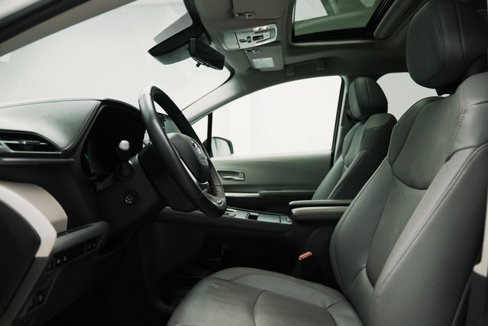 Used 2024 Toyota Sienna Limited image 21