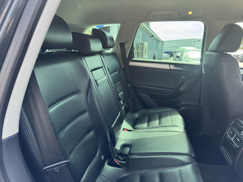 Used 2014 Volkswagen Touareg Sport image 29