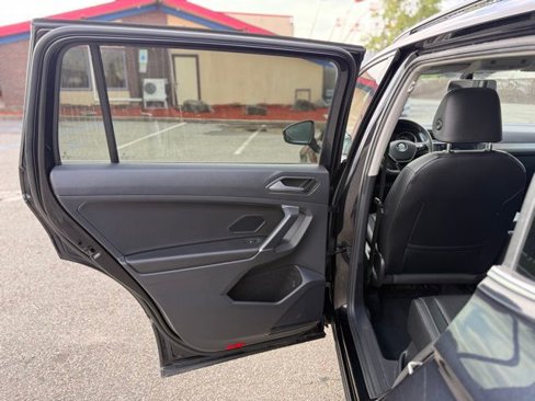 Used 2020 Volkswagen Tiguan SE R-Line image 23