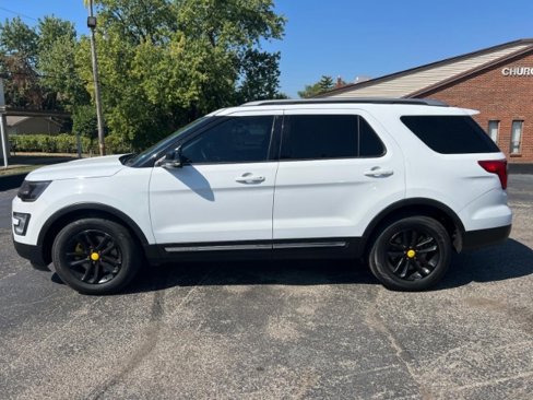 Used 2017 Ford Explorer XLT image 4