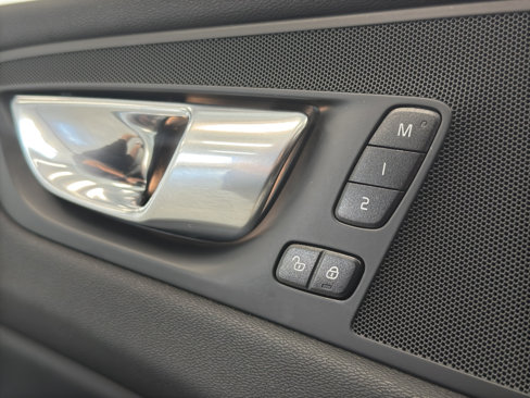 Used 2023 Volvo XC60 B5 Plus image 20