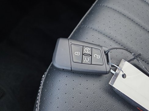 Used 2022 Volkswagen Tiguan SE image 29