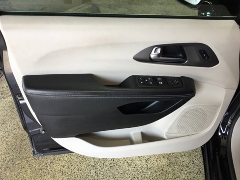 Used 2022 Chrysler Pacifica Touring-L image 45