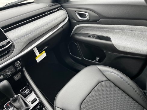 New 2025 Jeep Compass Latitude image 16