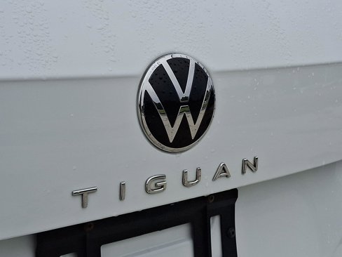 Used 2022 Volkswagen Tiguan SE image 32
