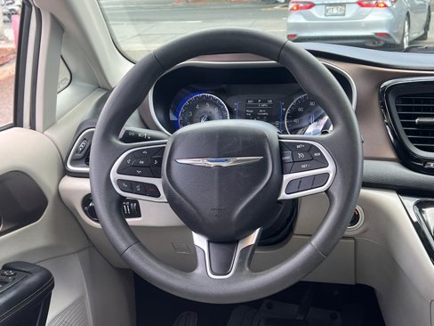 Used 2017 Chrysler Pacifica LX image 17