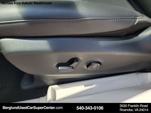 Used 2024 Chrysler Pacifica Touring-L image 27