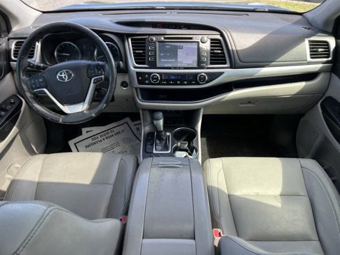 Used 2017 Toyota Highlander SE image 2