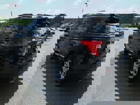 Used 2022 Ford Explorer XLT w/ Equipment Group 202A image 5