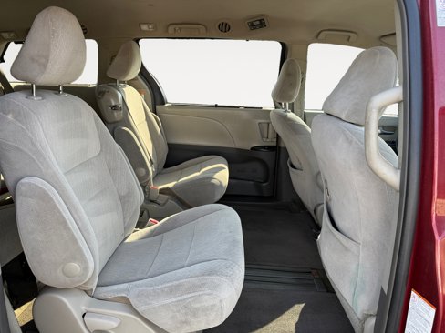Used 2016 Toyota Sienna LE image 18