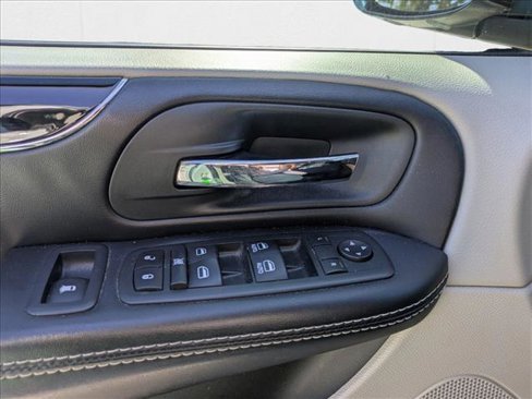 Used 2019 Dodge Grand Caravan SXT image 12