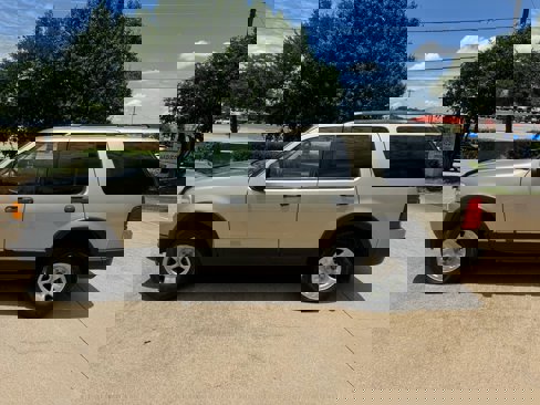 Used 2003 Ford Explorer XLT image 2