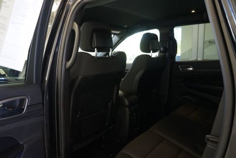 Used 2019 Jeep Grand Cherokee Laredo image 28