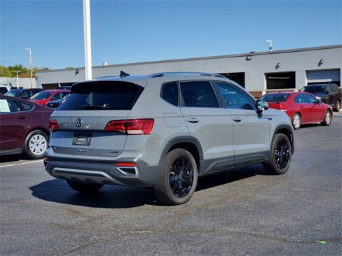 Used 2023 Volkswagen Taos SE image 3