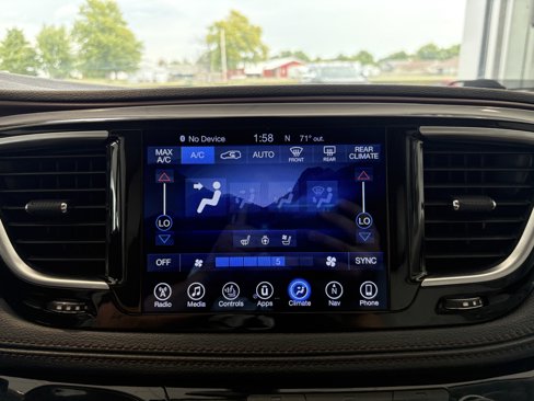 Used 2017 Chrysler Pacifica Limited image 17