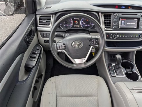 Used 2019 Toyota Highlander LE image 16