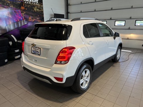 Used 2021 Chevrolet Trax LT w/ LT Convenience Package image 13