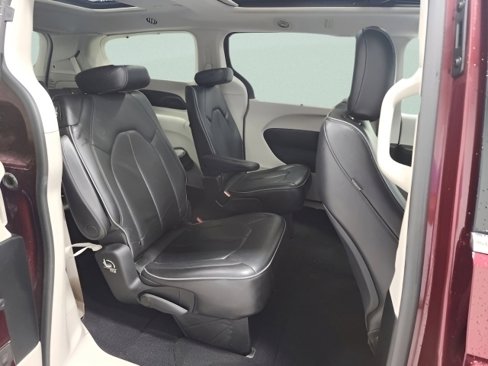 Used 2018 Chrysler Pacifica Limited image 19