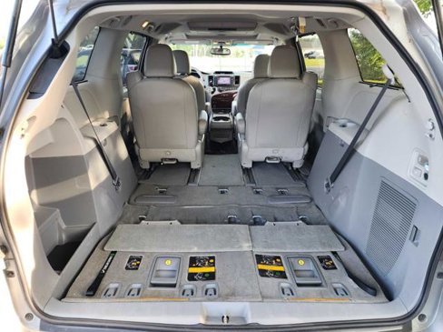 Used 2012 Toyota Sienna XLE image 15