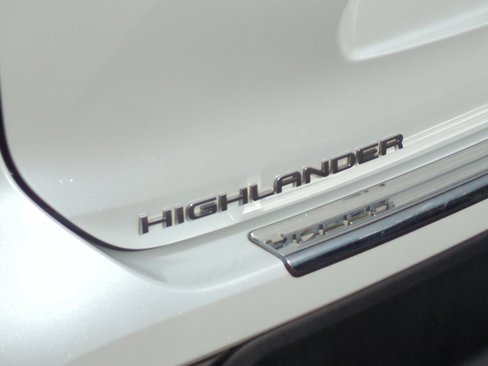 Used 2022 Toyota Highlander LE image 24