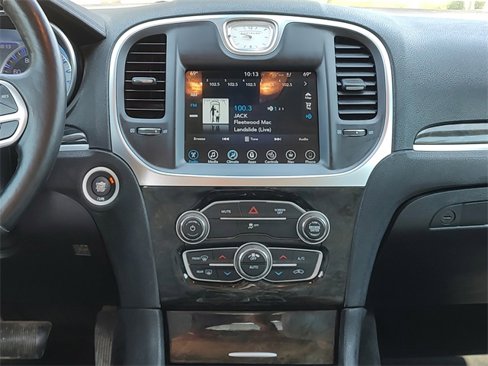 Used 2017 Chrysler 300 C image 16