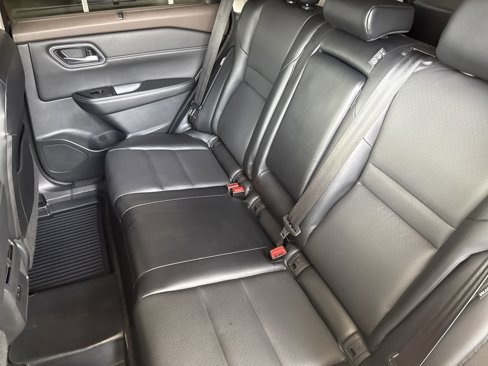 Used 2021 Nissan Rogue SV w/ Premium Package image 12