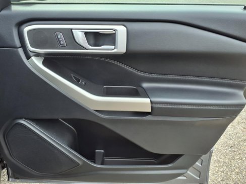 Used 2022 Ford Explorer XLT image 16
