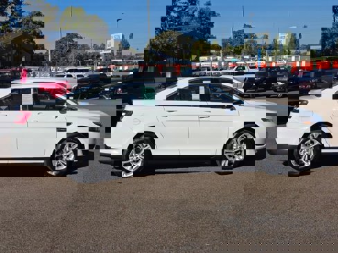 Used 2016 Ford Taurus SE image 6