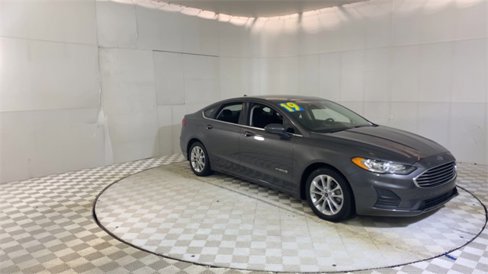 Used 2019 Ford Fusion SE image 2