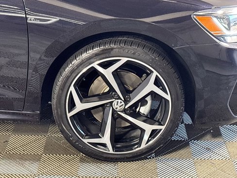 Certified 2021 Volkswagen Passat 2.0T R-Line image 25