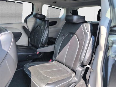 Used 2018 Chrysler Pacifica Limited image 17