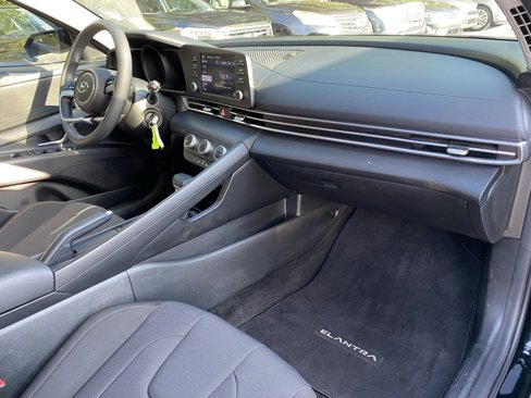 Used 2023 Hyundai Elantra SE image 30