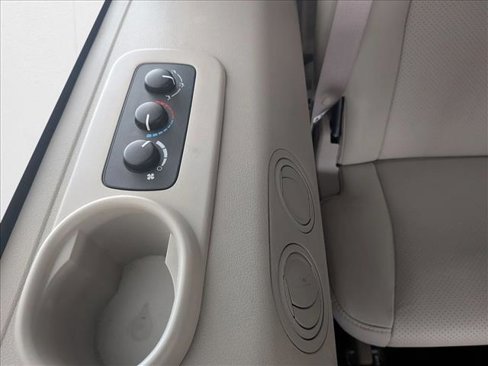Used 2006 Jeep Commander Limited image 24