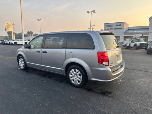 Used 2019 Dodge Grand Caravan SE image 3