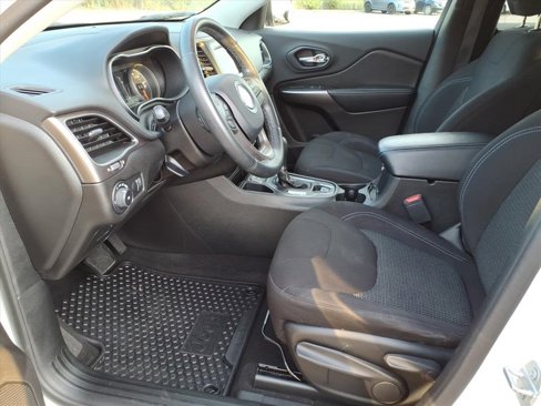 Certified 2019 Jeep Cherokee Latitude w/ Cold Weather Group image 9
