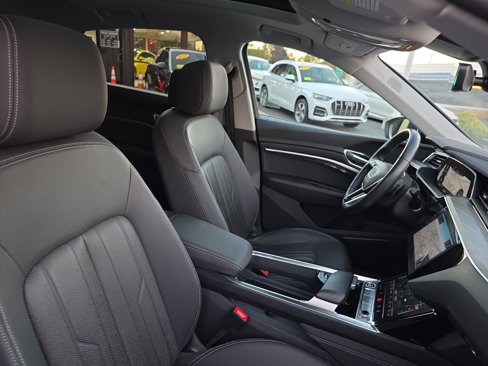 Used 2022 Audi e-tron Premium Plus w/ Premium Plus Package image 36
