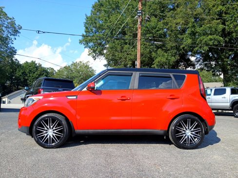 Used 2017 Kia Soul + image 1