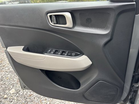 Used 2020 Hyundai Venue SEL image 6