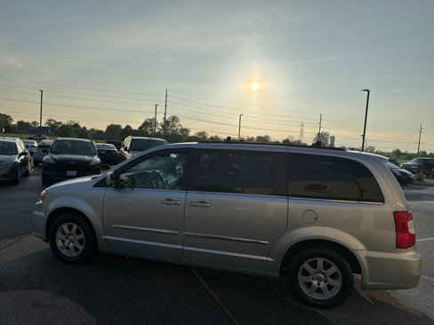Used 2011 Chrysler Town & Country Touring image 9