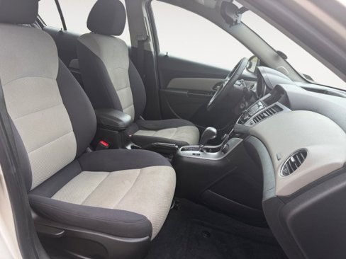 Used 2014 Chevrolet Cruze LS image 10