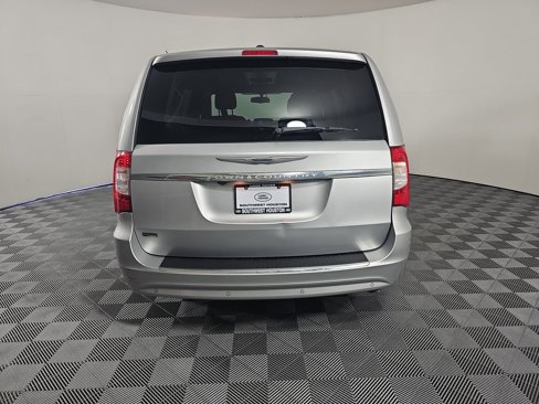 Used 2012 Chrysler Town & Country Touring image 9