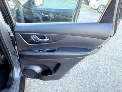 Used 2017 Nissan Rogue S image 40