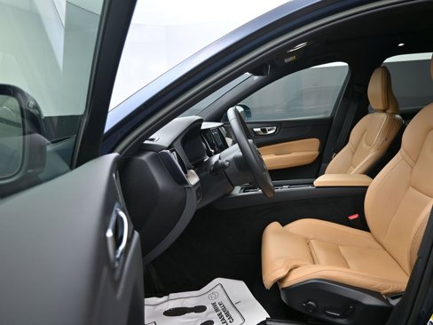 Certified 2023 Volvo XC60 B5 Ultimate w/ Climate Package image 11