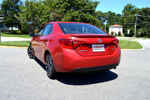 Used 2018 Toyota Corolla SE w/ SE Premium Package image 6
