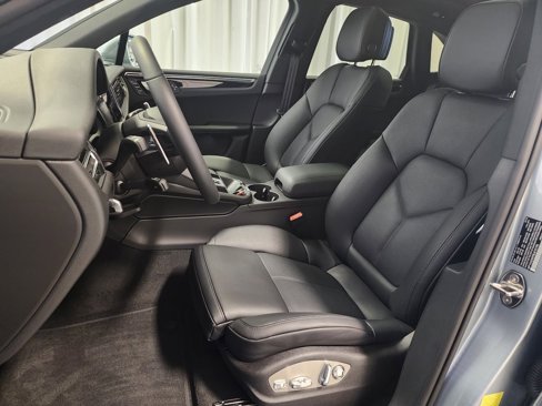 Certified 2025 Porsche Macan image 5