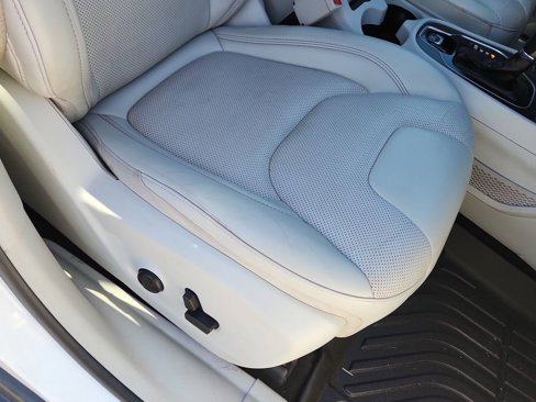 Used 2019 Jeep Cherokee Limited image 14