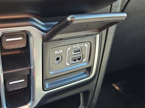 Used 2020 Jeep Wrangler Unlimited Sahara image 17
